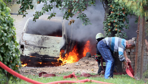 Gaisras kilo nuo automobilio.