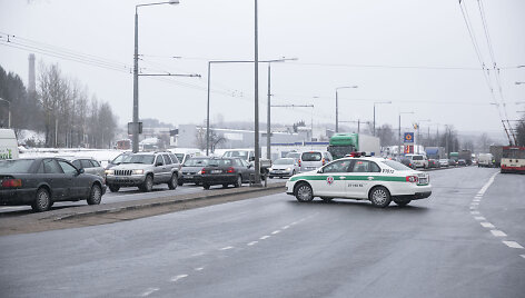 Krovininio mikroautobuso ir vilkiko avarija Savanorių pr., Vilniuje