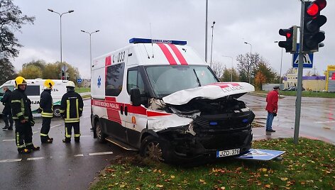 Klaipėdoje greitoji pateko į avariją.