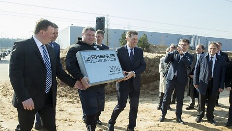 Žydrūnas Savickas, padedamas premjero Algirdo Butkevičiaus ir bendrovės &bdquo;Rhenus Svoris&ldquo; vadovo Arūno Berta&scaron;iaus, atne&scaron;a kertinį logistikos centro akmenį