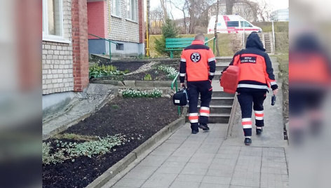 tvykę pareigūnai paėmė moters turėtą kirvį, apklausė nukentėjusiuosius ir nusprendė dėl įvykio pradėti ikiteisminį tyrimą