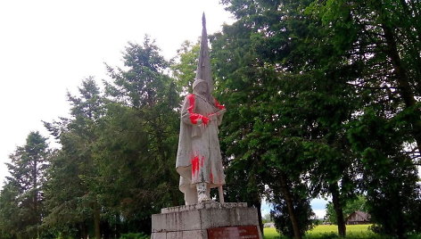 Šėtoje dažais apipiltas paminklas sovietų kariams