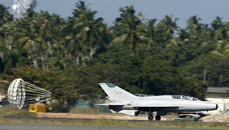 &Scaron;ri Lankos naikintuvas F-7 leidžiasi Bandaranaikės tarptautiniame oro uoste prie sostinės Kolombo po kovinio skrydžio prie&scaron; tamilų sukilėlius.