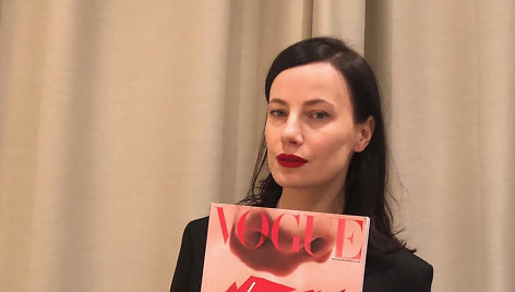 Agnė Kuzmickaitė rankose laiko žurnalą „Vogue Portugal“