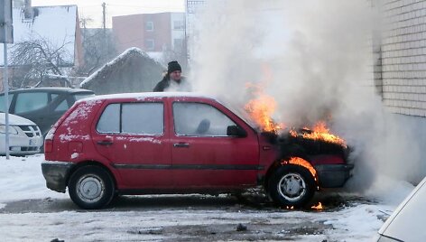 &Scaron;akiuose prie Jaunystės gatvės daugiabučio užsidegė "VW Golf" automobilis