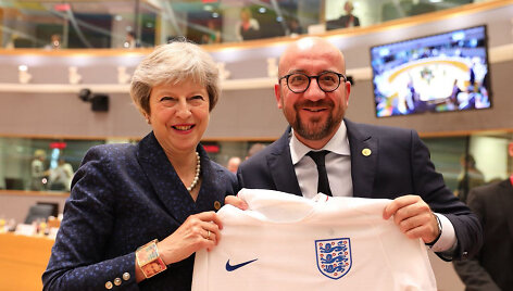 Theresa May ir Charle'is Michelis