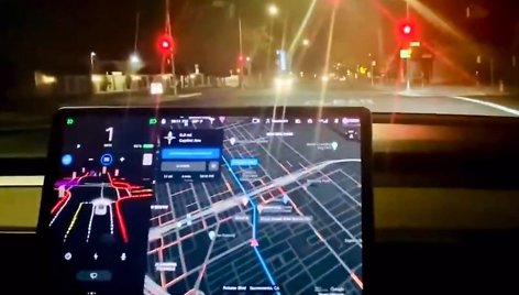 „Tesla“ sukurta „Full Self-Driving“ įranga