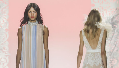 &bdquo;Badgley Mischka&ldquo; 2020 m. pavasario ir vasaros kolekcijos modelis