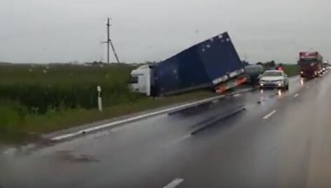 Vilkikas i&scaron; Latvijos atsidūrė &bdquo;Via Balticos&ldquo; griovyje