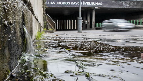 Geležinio Vilko gatvėje  stotelėje prie tunelio &bdquo;&scaron;altinėlis&ldquo; &ndash; vanduo sunkiasi jau kelintą mėnesį