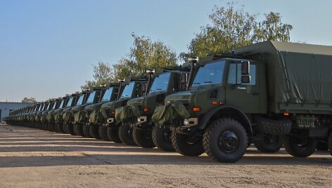 Lietuvos kariuomenei perduota 110 naujų sunkvežimių