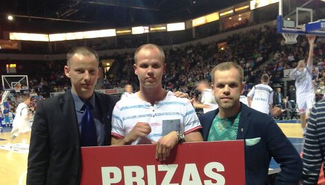 &bdquo;Neptūno&ldquo; direktorius Osvaldas Kurauskas (kairėje) ir laimėtojas Marius Skripkauskas