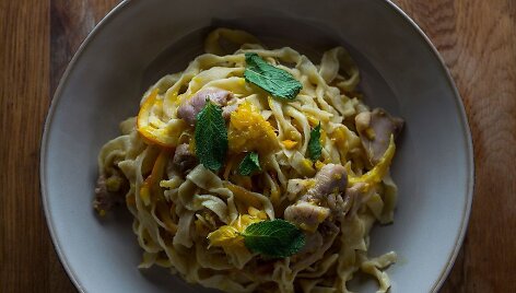 Makaronai su vi&scaron;tienos, ančiuvių ir apelsinų padažu