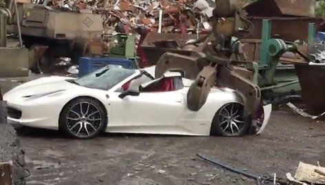 Sunaikintas „Ferrari“