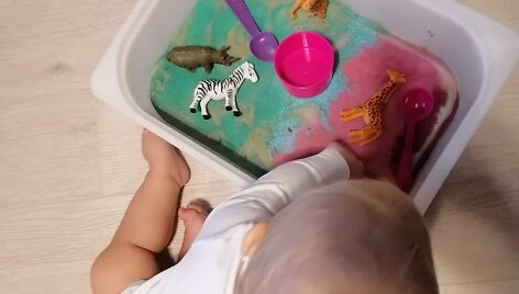 Vaiko smulkiosios motorikos ugdymas nuo kūdikystės lavina jo kalbinius gebėjimus.