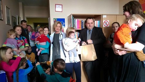 Labdaros ir paramos fondas „Mažoji širdelė“ mamos aplankė vaikus ir jų tėvelius Santariškių klinikose