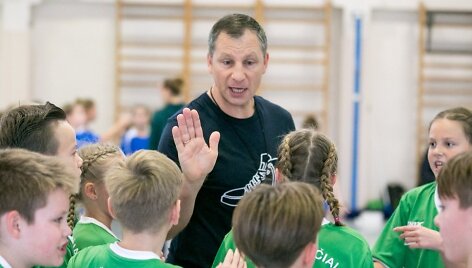 Pandemijos įtaka fiziniam ugdymui: ar žaisime tinklinį su paklodėmis?