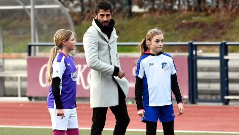 Keremas Demirbay teisėjavo per mergaičių futbolo varžybas