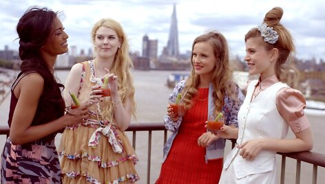 Lukrecija Vaup&scaron;aitė (antra i&scaron; de&scaron;inės) serialo &bdquo;London is Calling&ldquo; filmavime