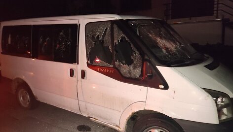 Ker&scaron;taudamas prie&scaron; buvusią darbovietę, jonavi&scaron;kis apgadino įmonės automobilį