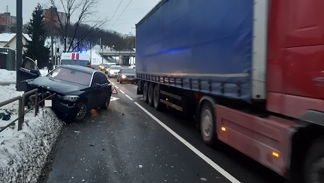 Kaune girto vyro nesuvaldytas BMW rėžėsi į atitvarus