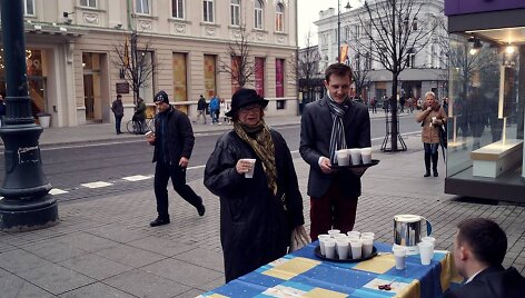 Studentai vai&scaron;ino praeivius kar&scaron;ta kava