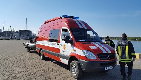 Gelbėtojai i&scaron; Kur&scaron;ių marių i&scaron;traukė negyvo žmogaus kūną