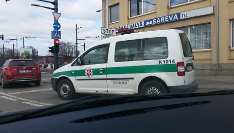 Kaune užfiksuotas telefonu kalbantis pareigūnas