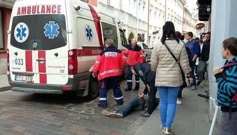 Praeiviai vyrą rado gulintį ant &scaron;aligatvio Trakų gatvėje