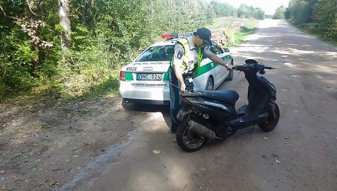 Sprukusį mopedo vairuotoją policininkai vijosi bėgdami