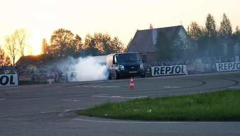 „Autoplius Kretinga Drift Open“ žvaigždė – „Ford Transit“ su „Nisan Skyline GT-R“ širdimi