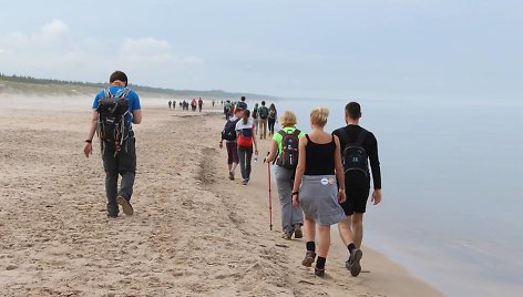 Pėsčiųjų žygiuose „Pėsčiomis pajūriu“ ir „Nemuno kilpomis“ įsimylėjėliai nuėjo 60 kilometrų nepaleisdami vienas kito rankos