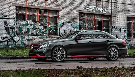 Įmonės &bdquo;Re-Styling&ldquo; apklijuotas automobilis