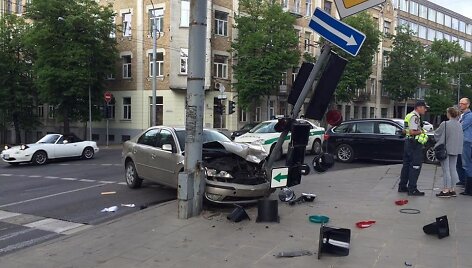 &bdquo;Ford Mondeo&ldquo; rėžėsi į kelio ženklą