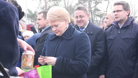 Dalia Grybauskaitė Palangos stintos &scaron;ventėje įsigijo stiklainį marinuotų stintų. 