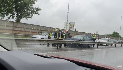 BMW ir &bdquo;Renault&ldquo; avarija greitkelyje
