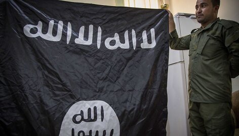 Kurdų karys laiko po mū&scaron;ių su džiahadistais paimtą &bdquo;Islamo valstybės&ldquo; vėliavą