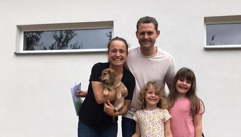 Martinas Schilleris su &scaron;eima priglaudė &scaron;uniuką