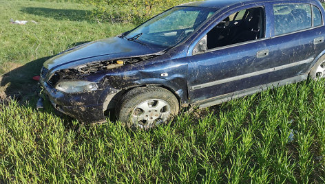 Kelio vingyje „Opel“ vairuotojas nutarė važiuoti tiesiai: policija nustatė, kodėl