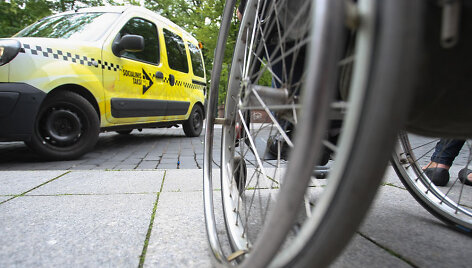 Specialus taksi dirbs visą parą ir vežios neįgaliuosius
