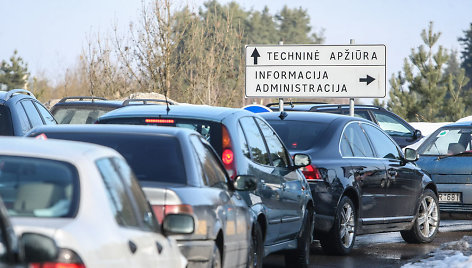 Prie „Tuvlita“ techninės apžiūros stočių – milžiniškos eilės