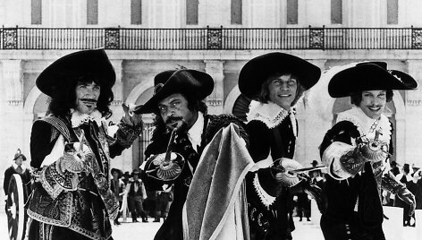 1973 metų filmo &bdquo;Trys mu&scaron;kietininkai&ldquo; aktoriai (i&scaron; kairės): Frankas Finlay, Oliveris Reedas, Michaelas Yorkas ir Richardas Chamberlainas