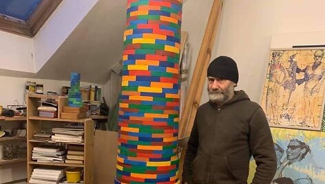 Menininkas Kęstutis Grigaliūnas prie pradėto daryti kūrinio