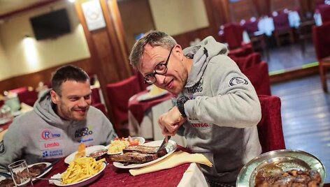 Ruo&scaron;damiesi maratono dienai Vaidotas Žala ir Saulius Jurgelėnas pirmiausia gerai pavalgė