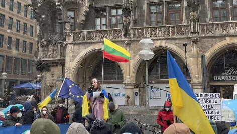 I.Petraitytė-Luk&scaron;ienė kiekvieną savaitgalį kreipiasi į tūkstantinę minią centrinėje Miuncheno aik&scaron;tėje 