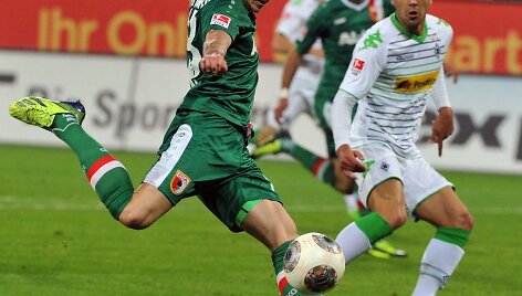 "Augsburg" žaidėjas Andre Hahnas pelnė pirmąjį mačo įvartį 