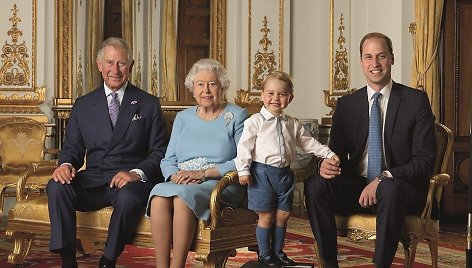 Britų karališkoji šeima: princas Charlesas, karalienė Elizabeth II, princas George'as ir princas Williamas