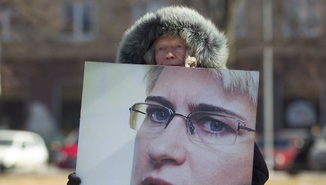 Neringos Venckienės rėmėjai Nepriklausomybės aikštėje susirinko į protesto akciją.