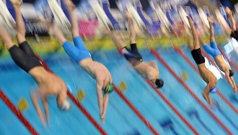 Simonas Bilis (antras i&scaron; kairės) startavo 100 metrų laisvuoju stiliumi rungtyje