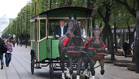 Po daugiau nei 80 metų į Laisvės alėją sugrįžta žirgų traukiame konkė. 